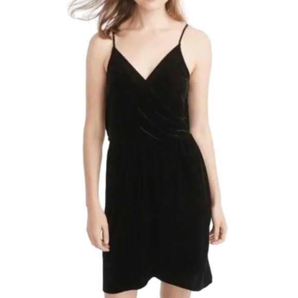 Abercrombie & Fitch Dresses & Skirts - 𝅺xs Abercrombie Black Velvet Wrap Dress